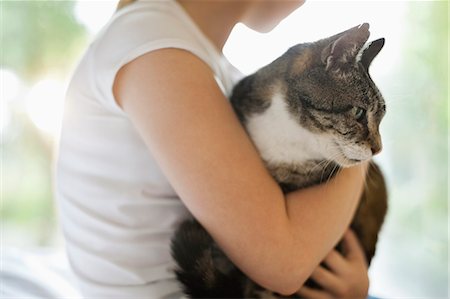 Girl holding cat indoors Foto de stock - Sin royalties Premium, Código: 6113-06720923