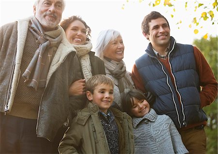 Family smiling together in park Foto de stock - Sin royalties Premium, Código: 6113-06721195