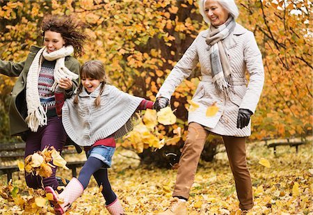 Three generations of women playing in autumn leaves Photographie de stock - Premium Libres de Droits, Code: 6113-06721198