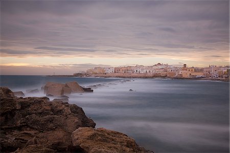 Blurred view of waves rolling over rock formations Photographie de stock - Premium Libres de Droits, Code: 6113-06721118