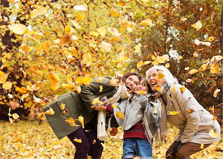 Three generations of women playing in autumn leaves Photographie de stock - Premium Libres de Droits, Code: 6113-06721241