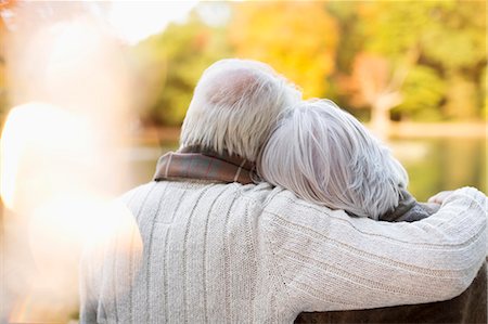 Older couple hugging in park Foto de stock - Sin royalties Premium, Código: 6113-06721289
