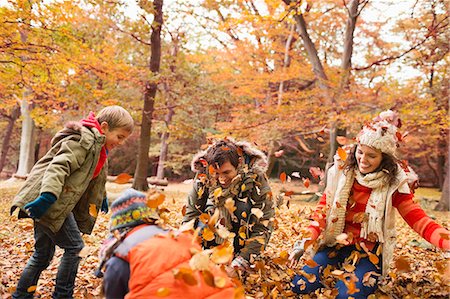 simsearch:6113-07159544,k - Family playing in autumn leaves in park Stock Photo - Premium Royalty-Free, Code: 6113-06721210