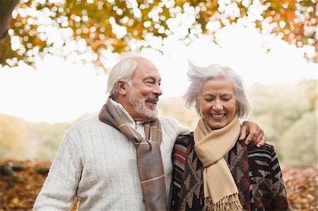 de 60 ans - Older couple walking together in park Photographie de stock - Premium Libres de Droits, Code: 6113-06721212