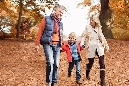 Older couple walking with grandson in park Foto de stock - Sin royalties Premium, Código: 6113-06721225