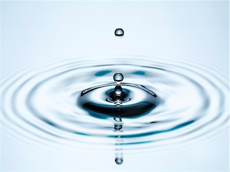 fallen lassen - Close up of splashing water droplet Stockbilder - Premium RF Lizenzfrei, Bildnummer: 6113-06721340