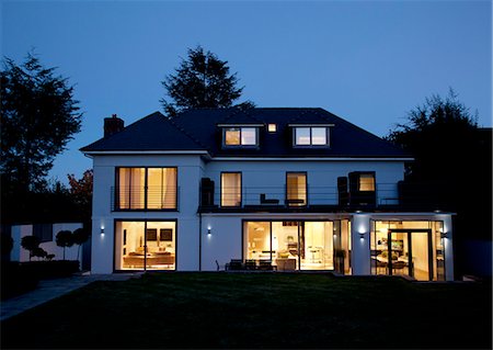 simsearch:6113-06753907,k - Modern house illuminated at night Stock Photo - Premium Royalty-Free, Code: 6113-06721344