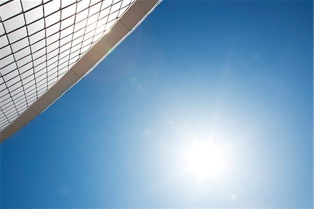 Sun by modern building in blue sky Photographie de stock - Premium Libres de Droits, Code: 6113-06721381