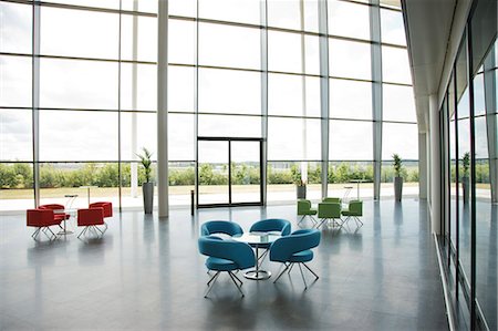 Chairs and tables in office lobby area Photographie de stock - Premium Libres de Droits, Code: 6113-06721388