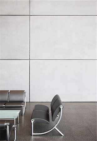 Chairs and table in office lobby area Photographie de stock - Premium Libres de Droits, Code: 6113-06721397