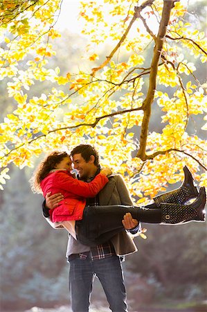 Couple playing together in park Foto de stock - Sin royalties Premium, Código: 6113-06721300