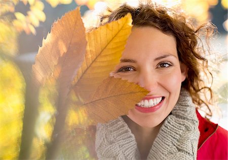 foglie d'autunno - Woman playing with autumn leaves Fotografie stock - Premium Royalty-Free, Codice: 6113-06721322
