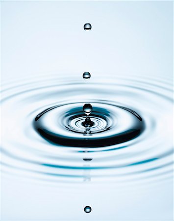 Close up of splashing water droplet Photographie de stock - Premium Libres de Droits, Code: 6113-06721338