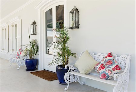Bench with cushions on porch Stockbilder - Premium RF Lizenzfrei, Bildnummer: 6113-06898653