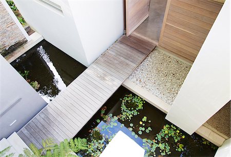 estanque - Footbridge over pool in modern house Foto de stock - Sin royalties Premium, Código: 6113-06898650
