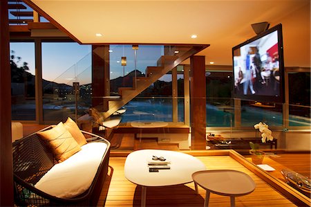 Flat screen TV in modern living room Photographie de stock - Premium Libres de Droits, Code: 6113-06898748