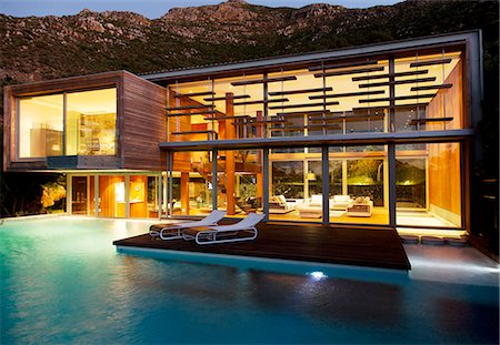 simsearch:6113-06898748,k - Swimming pool and modern house at night Foto de stock - Sin royalties Premium, Código: 6113-06898751