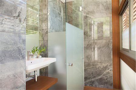 Modern bathroom with marble shower Photographie de stock - Premium Libres de Droits, Code: 6113-06898761