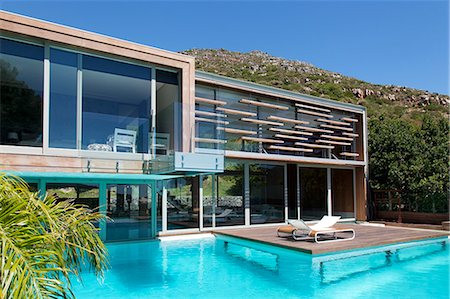 simsearch:6113-07589525,k - Modern house with swimming pool Fotografie stock - Premium Royalty-Free, Codice: 6113-06898787