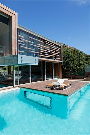 simsearch:6113-06909000,k - Modern house with patio and swimming pool Photographie de stock - Premium Libres de Droits, Code: 6113-06898784