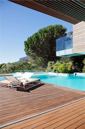 sonnendeck - Luxury swimming pool and lounge chairs on deck Stockbilder - Premium RF Lizenzfrei, Bildnummer: 6113-06898790