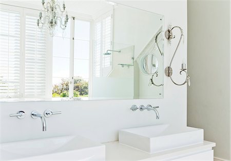 simsearch:6113-06898666,k - Sinks and mirror in modern bathroom Foto de stock - Sin royalties Premium, Código: 6113-06898700