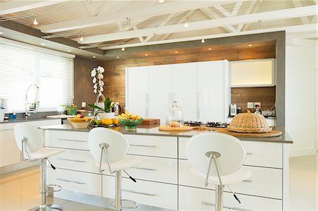 Modern kitchen with barstools Photographie de stock - Premium Libres de Droits, Code: 6113-06898705