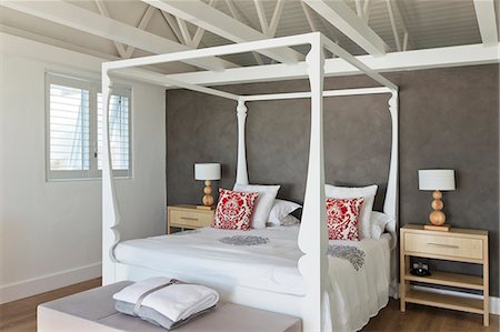 four poster bed - Canopy bed in luxury bedroom Foto de stock - Sin royalties Premium, Código: 6113-06898713