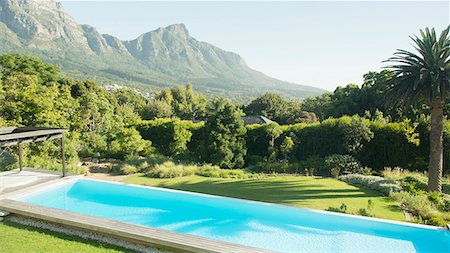 Luxury swimming pool with mountain view Foto de stock - Sin royalties Premium, Código: 6113-06898715