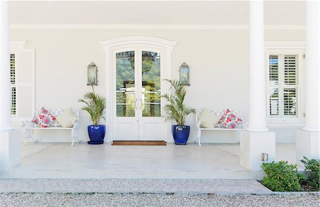 Entrance on porch of luxury house Foto de stock - Royalty Free Premium, Número: 6113-06898724