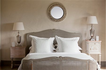 simsearch:6113-07589612,k - Elegant bedroom Stockbilder - Premium RF Lizenzfrei, Bildnummer: 6113-06898851