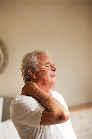 Senior man holding neck in pain Foto de stock - Sin royalties Premium, Código: 6113-06898894