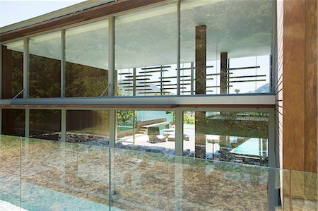 reflective pool and house - Windows of modern house Stock Photo - Premium Royalty-Free, Code: 6113-06898804