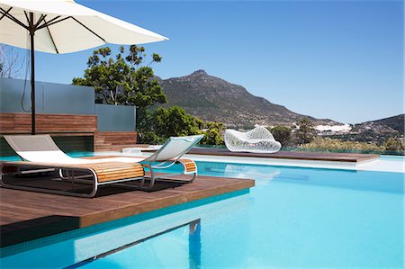 patio umbrella - Luxury swimming pool with mountain view Foto de stock - Sin royalties Premium, Código: 6113-06898811