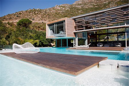 simsearch:6113-06898661,k - Modern house and swimming pool Fotografie stock - Premium Royalty-Free, Codice: 6113-06898834