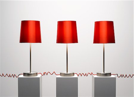 electricidad - Red lamps connected by red cords Foto de stock - Sin royalties Premium, Código: 6113-06898975