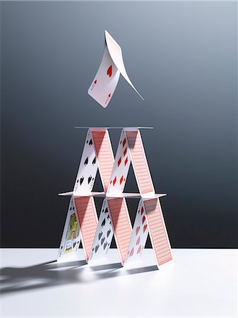 Cards jumping above house of cards Photographie de stock - Premium Libres de Droits, Code: 6113-06898976