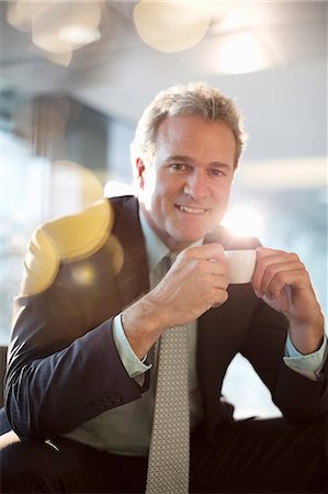 Portrait of smiling businessman drinking espresso Photographie de stock - Premium Libres de Droits, Code: 6113-06899075