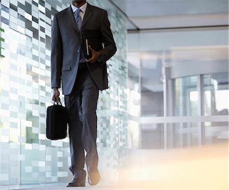 porte - Businessman carrying briefcase in lobby Foto de stock - Sin royalties Premium, Código: 6113-06899031