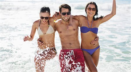 simsearch:6113-07564752,k - Portrait of enthusiastic friends splashing in ocean Stock Photo - Premium Royalty-Free, Code: 6113-06899197