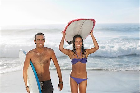 surferos - Happy couple carrying surfboards at beach Foto de stock - Sin royalties Premium, Código: 6113-06899303