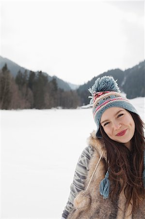 simsearch:6113-06899364,k - Portrait of smiling woman in snowy field Foto de stock - Sin royalties Premium, Código: 6113-06899307