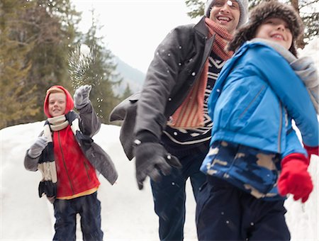 simsearch:6122-07705883,k - Father and sons enjoying snowball fight Photographie de stock - Premium Libres de Droits, Code: 6113-06899469