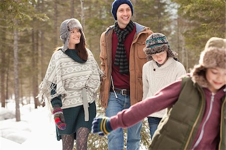 Happy family pulling Christmas tree in snow Foto de stock - Sin royalties Premium, Código: 6113-06899431