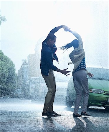 road motion - Happy couple dancing in rain Photographie de stock - Premium Libres de Droits, Code: 6113-06899584