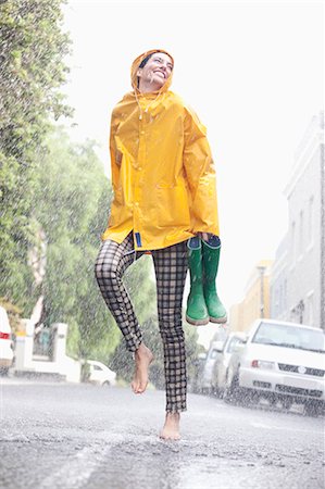 Happy woman dancing barefoot in rainy street Photographie de stock - Premium Libres de Droits, Code: 6113-06899645