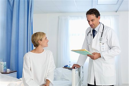 Doctor talking with patient in hospital room Stockbilder - Premium RF Lizenzfrei, Bildnummer: 6113-06908251