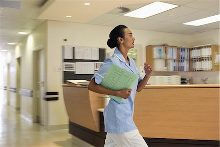 emergencia - Nurse rushing in hospital hallway Foto de stock - Sin royalties Premium, Código: 6113-06908272