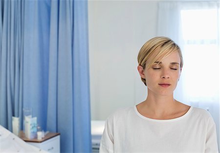 Patient sitting on bed in hospital room Stock Photo - Premium Royalty-Free, Code: 6113-06908275