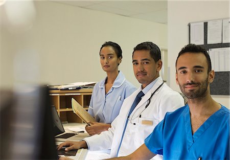 Hospital staff standing behind front desk Foto de stock - Sin royalties Premium, Código: 6113-06908284